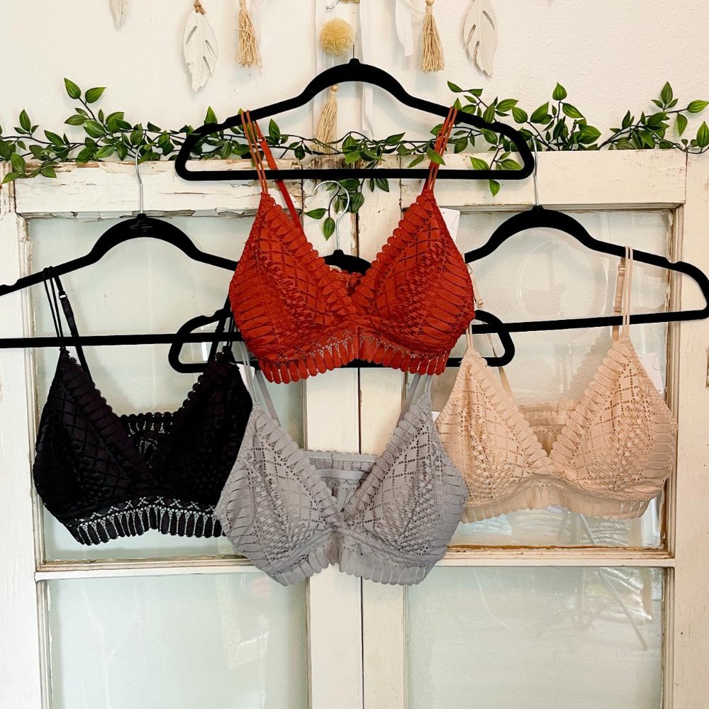 BLACK Lace Bralette - Picture 3 of 4